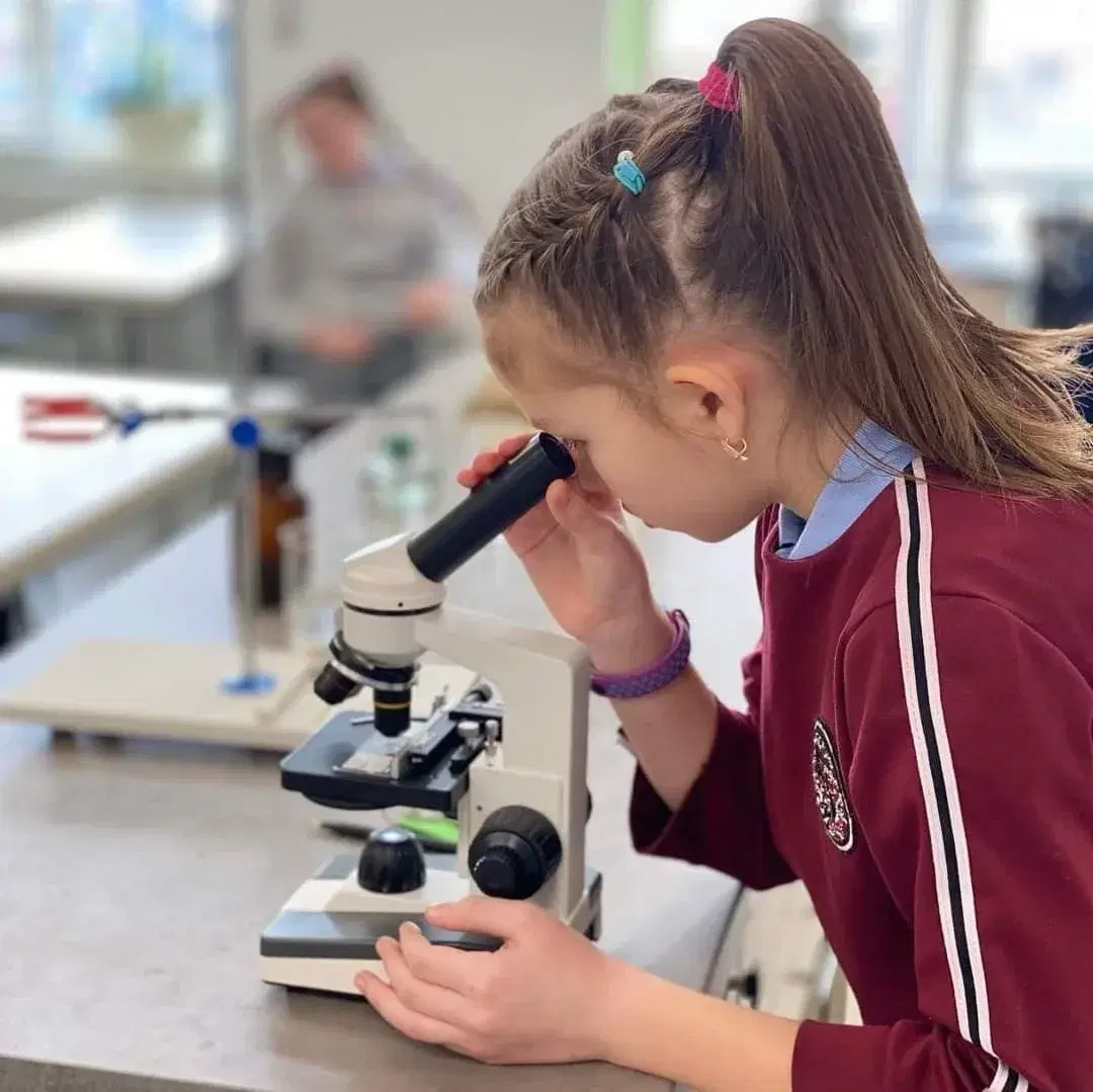 Вакансія учителя/учительки біології та хімії у ліцеї «Дивосвіт»