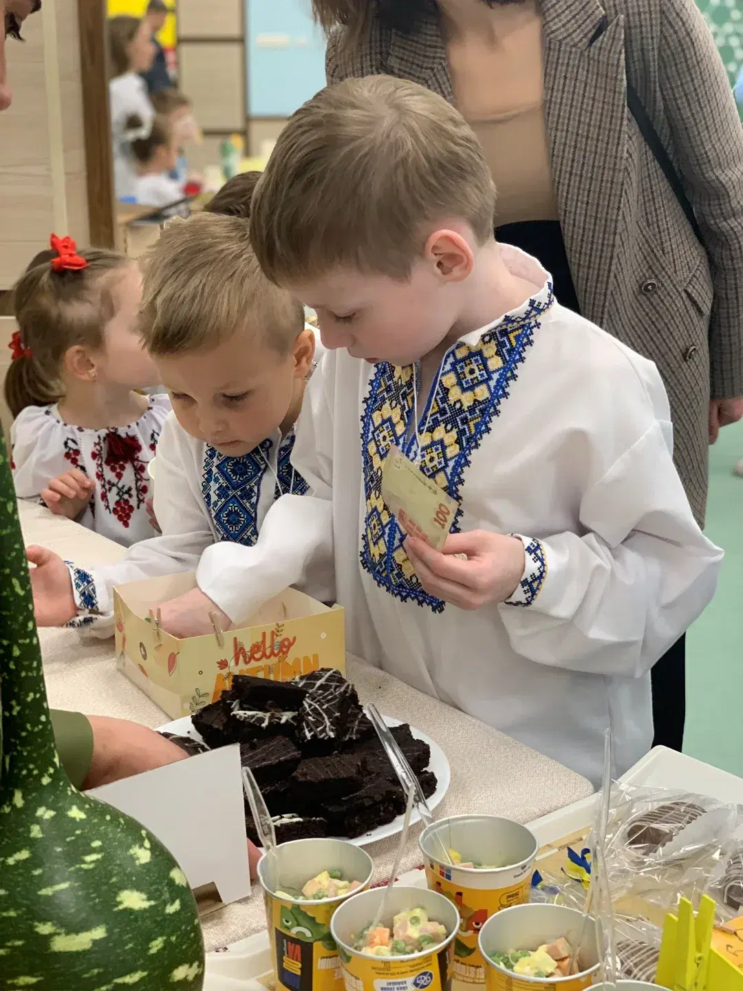 БЛАГОДІЙНИЙ ЯРМАРОК У «ДИВОСВІТІ» 3