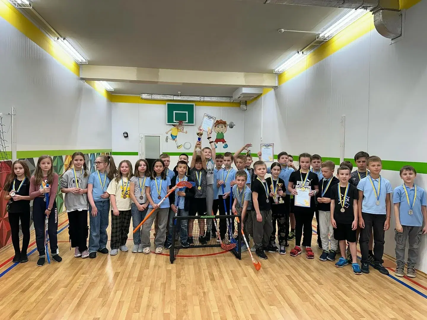 У нашій школі відбулися захопливі змагання iз флорболу!